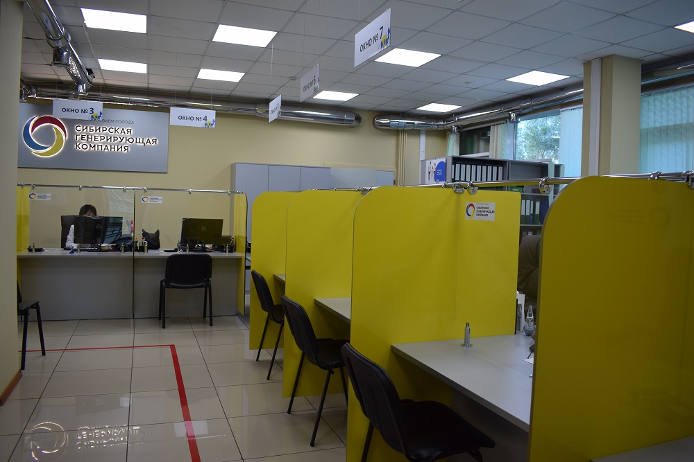 Защитные пластиковые экраны установлены на всех рабочих местах специалистов Центров обслуживания клиентов в Абакане и Черногорске