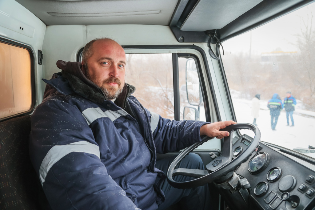За рулем ГАЗ 3307 МАВР — Александр Бондаренко, он работает водителем в теплосетевом подразделении Абаканского филиала СГК