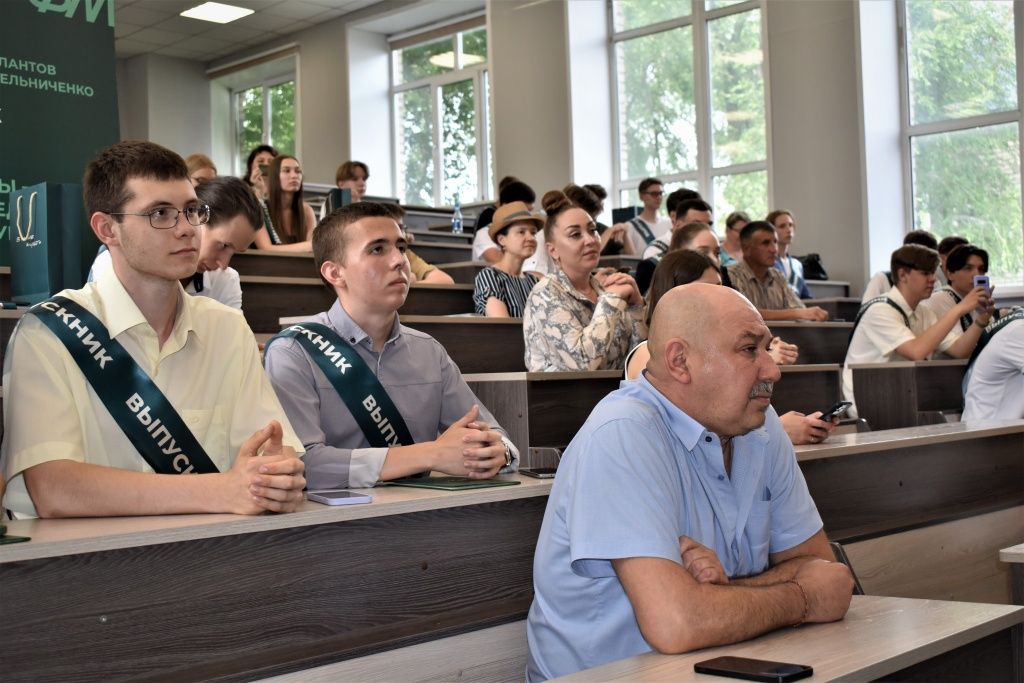 Директор Бийской ТЭЦ Роман Бугаец с выпускниками Центра талантов Фонда Мельниченко &laquo;Бийск&raquo; и их родителями