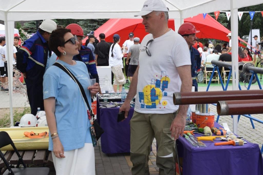 Представитель Фонда Мельниченко Юлия Корнюшина и генеральный директор Кызылской ТЭЦ Андрей Троцан на одной из локаций для молодежи