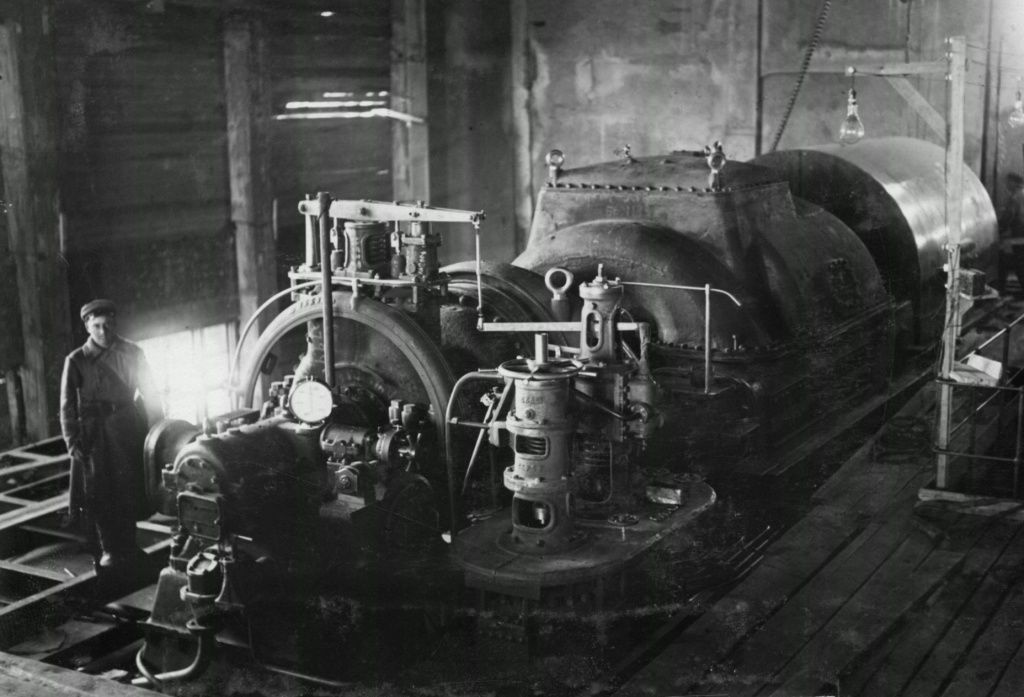 Строительство ТЭЦ-2 началось в 1932 году. Сложностей было много: не хватало средств, оборудования, специалистов. Тем не менее всего за три года этот стратегически важный объект был построен, и 5 ноября 1935 года, накануне очередной годовщины Октябрьской революции, введен в эксплуатацию. Фото из архива Новосибирской ТЭЦ-2