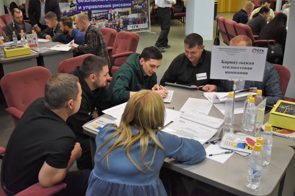 Команды работают над заданием риск-сессии