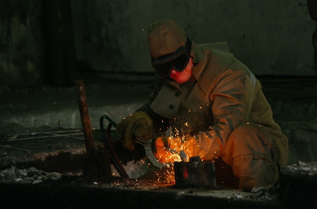 Сотрудник Приморской ГРЭС проводит сварочные работы