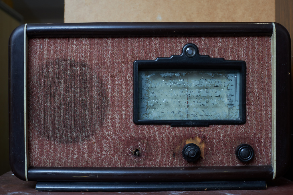 Многие помнят громоздкие радиоаппараты, которые стояли у прабабушек в домах. В то время это было роскошью. Радиоприёмник «Восток». Новосибирский завод «Электросигнал». 1948 г.