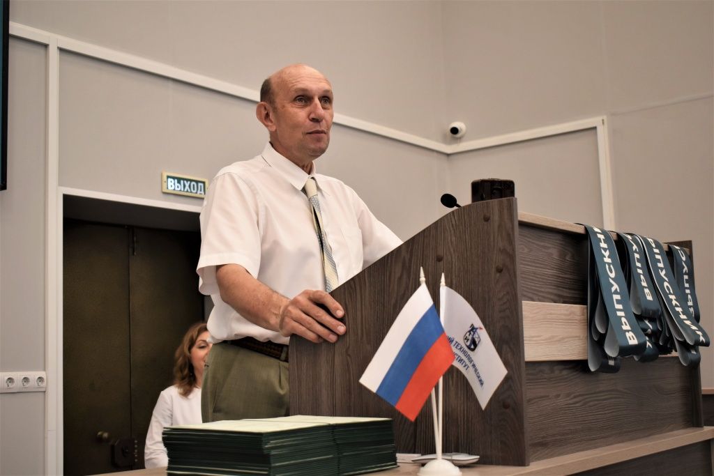 Заместитель директора Бийского технологического института, руководитель ресурсного Центра &laquo;Алтай&raquo; Александр Казанцев выступил с приветственным словом перед выпускниками Центра талантов 