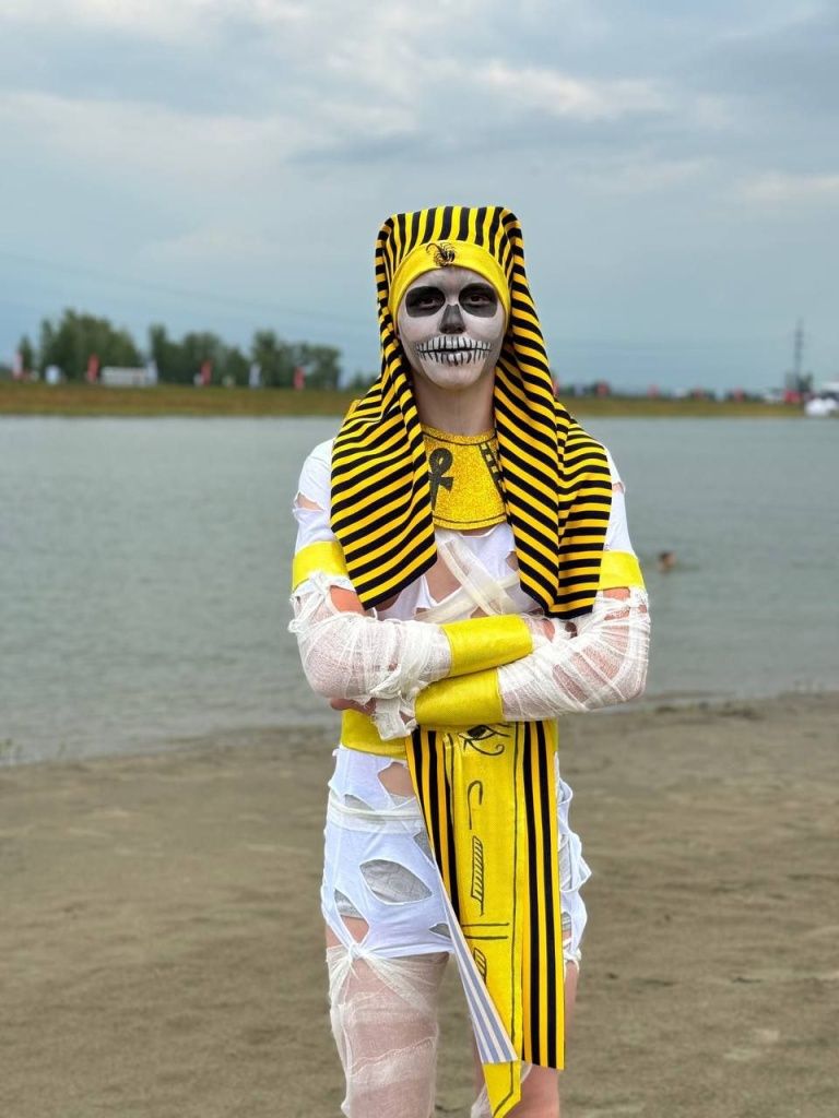 Старший сын Татьяны Шириной в образе Тутанхамона 