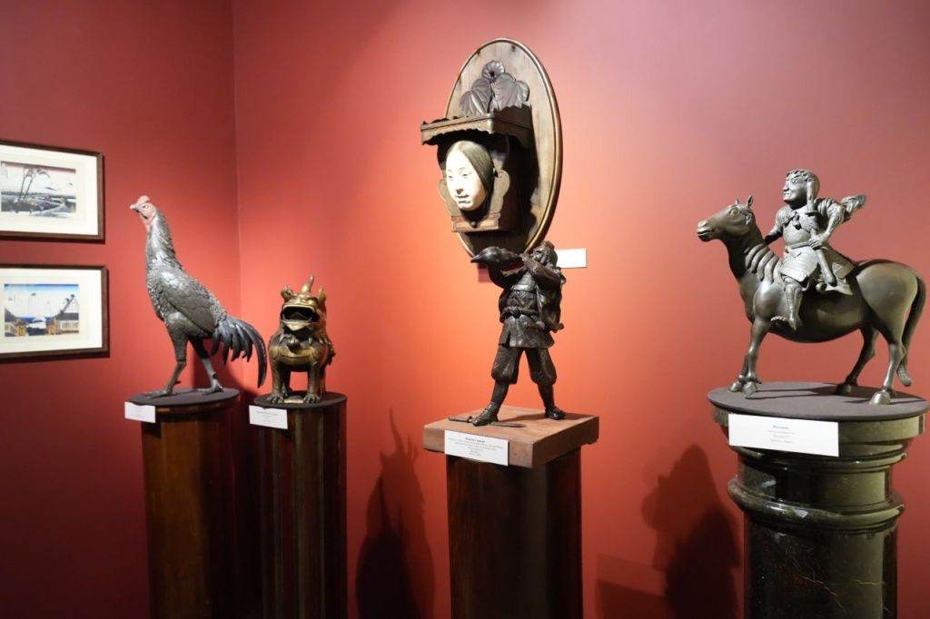 Статуэтки, картины, скульптуры, антикварная мебель и письма, &mdash; Ирина Николаевна передала землякам все самое ценное, что удалось собрать за жизнь. Фото Равиля Дзязько, газета Хакасия