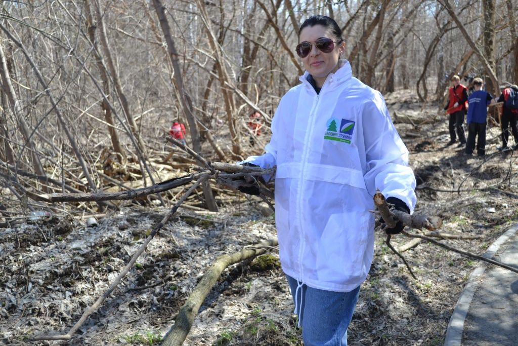 Начальник отдела по закупкам работ и услуг &laquo;СГК-Алтай&raquo; Ольга Скворцова внесла свою лепту в уборку парка