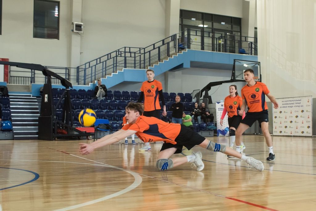 На спортивной площадке шла упорная борьба за каждый мяч