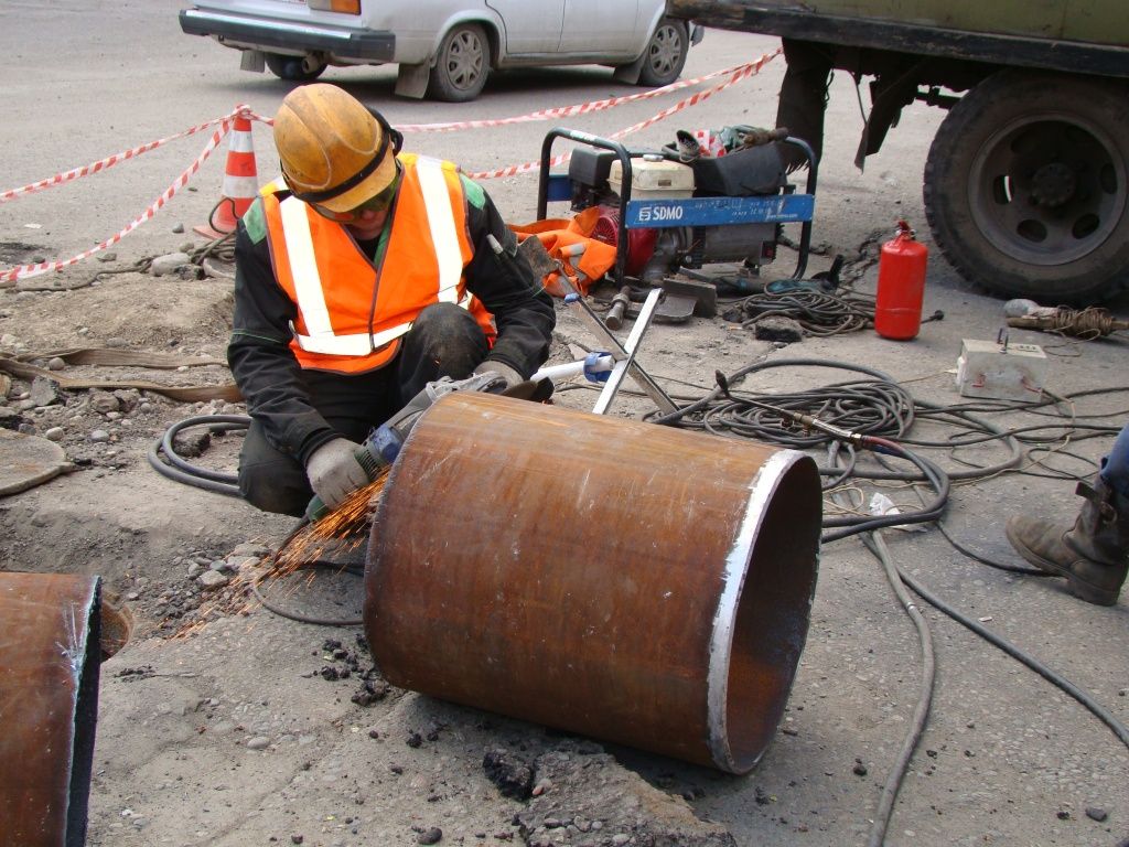 В ходе гидравлических испытаний специалисты выявили и оперативно устранили несколько дефектов на тепловых сетях