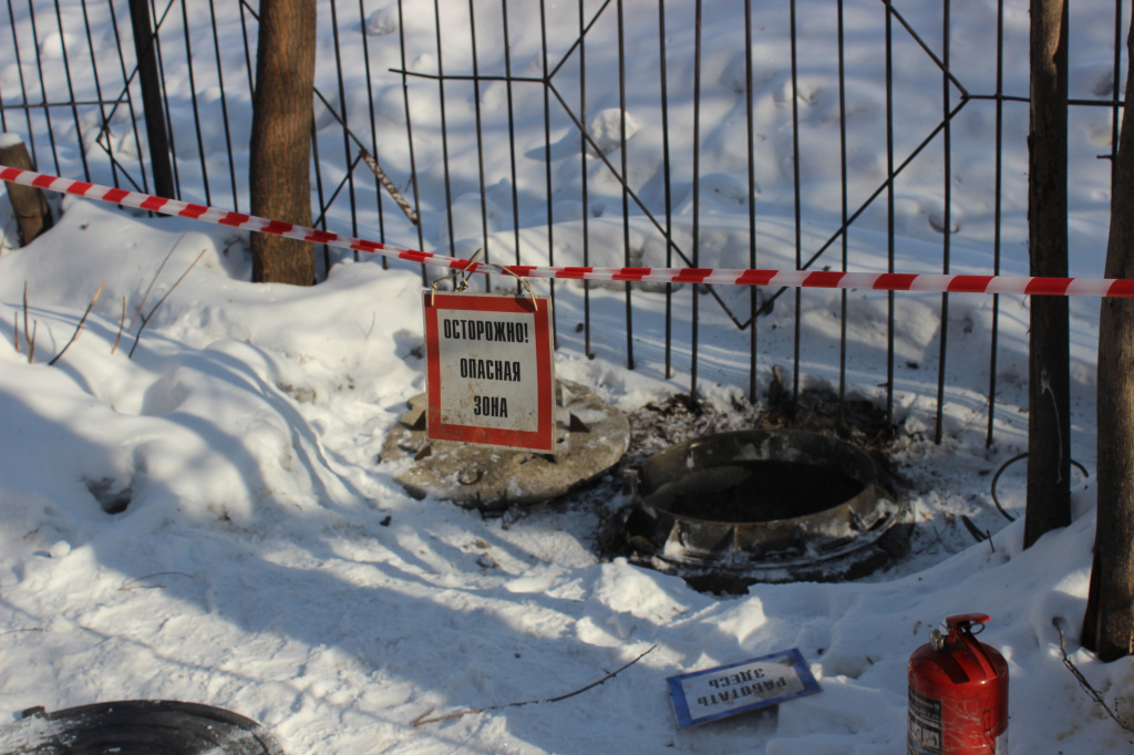 Замены люков на тепловых сетях в Новокузнецке проходят в любое время года. Главное — безопасность жителей!