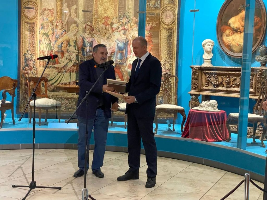 Директор Хакасского национального музея Андрей Готлиб поблагодарил энергетиков СГК за помощь в приобретении климатической системы