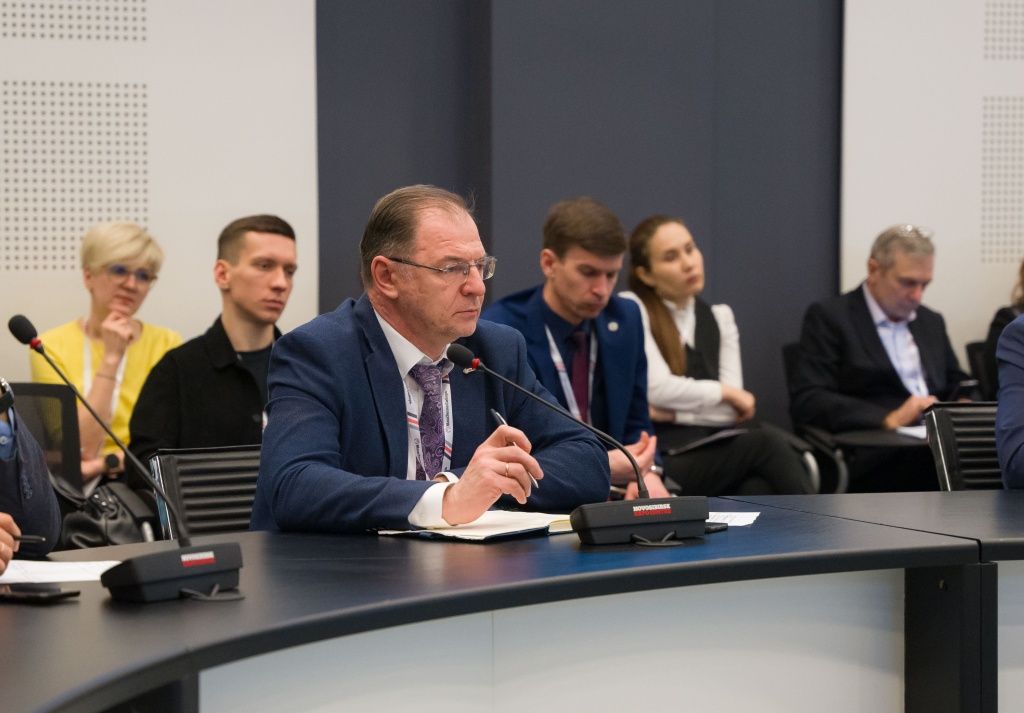 Корпоративная именная стипендия СГК станет поддержкой для тех, кто совмещает трудовую деятельность и обучение, стремится повышать свою квалификацию и расширять компетенции, &mdash; отметил директор по персоналу АО &laquo;СГК &ndash; Новосибирск&raquo; Константин Бережной