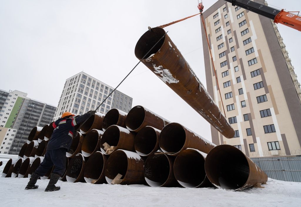 Выгрузка на новых труб на склады идет ежедневно, с нескольких машин