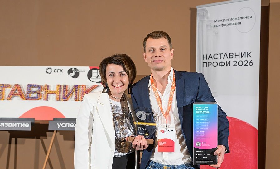 Старший мастер Юго-Западного сетевого района Барнаульской теплосетевой компании Дмитрий Дедов и руководитель Корпоративного университета СГК Елена Чеснокова