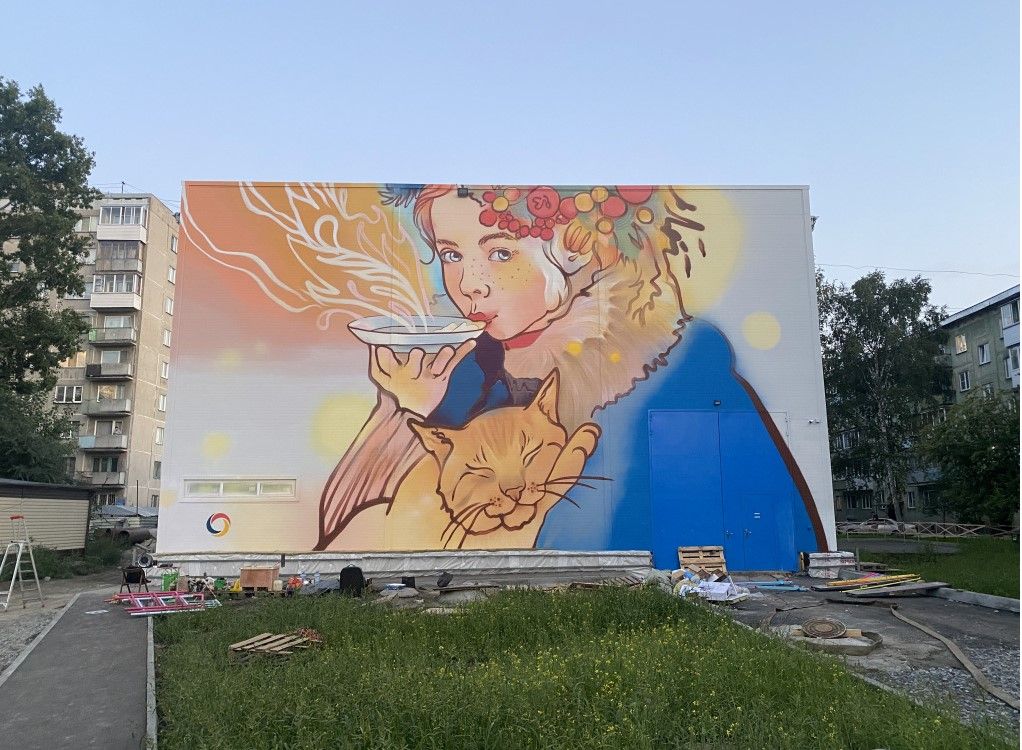 А так художники преобразили здание ПНС-2. Вокруг расположено много жилых домов, школа и детский сад. Ежедневный маршрут жителей пролегает мимо этой станции, где девочка пьет чай с домашним котом