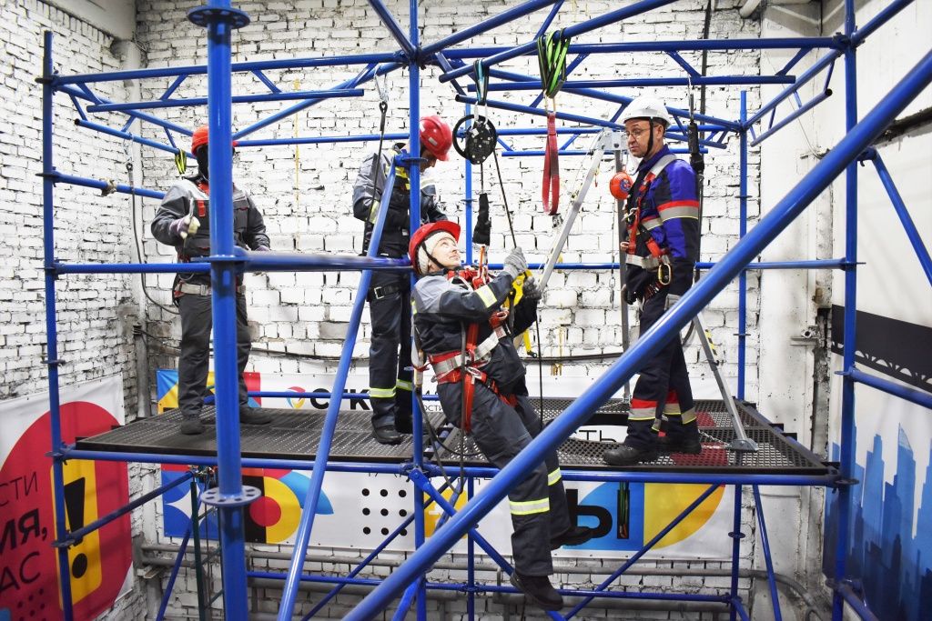 Отработка действий при спуске в ограниченном замкнутом пространстве