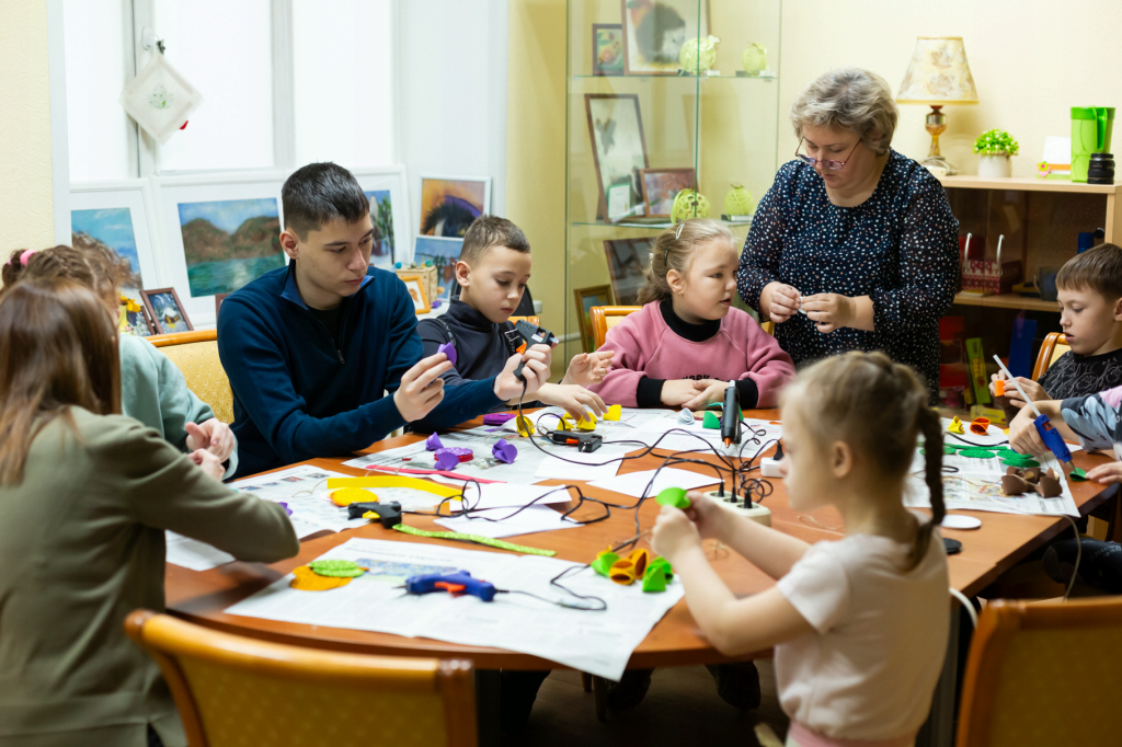Большинство ребят ходят в центр на протяжении нескольких лет: за мастер-классами, играми и хорошим настроением