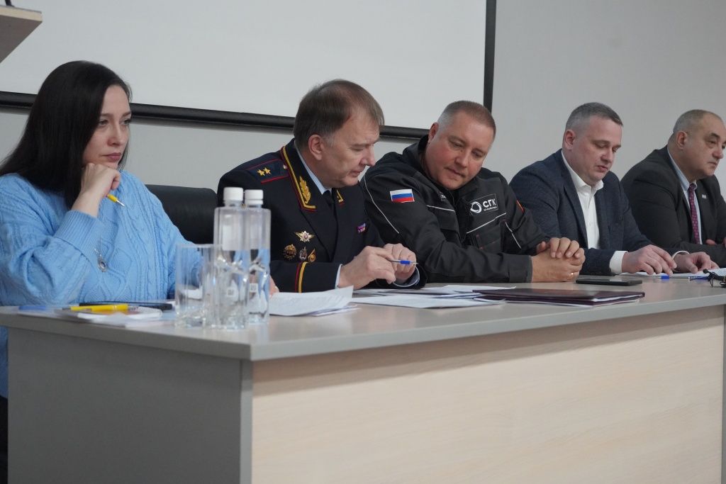 В числе участников заседания &mdash; начальник кузбасской полиции Геннадий Корниенко и генеральный директор &laquo;Кузбассэнерго&raquo; Виктор Лариошкин 