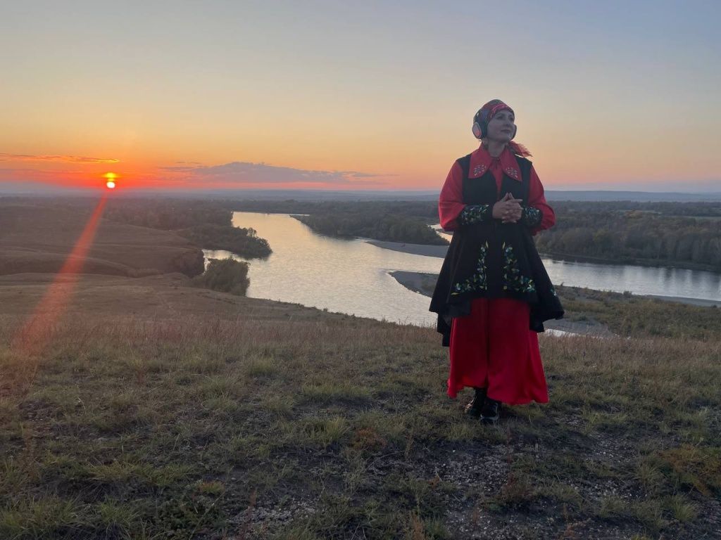 На фото Алина Шевергина в хакасском национальном костюме. Фото Максима Шевергина