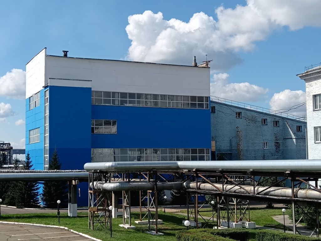На зданиях производственных цехов Бийской ТЭЦ обновлены фасады