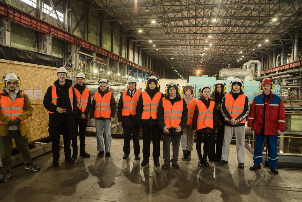 Машинный зал Ново-Кемеровской ТЭЦ. Фото на память