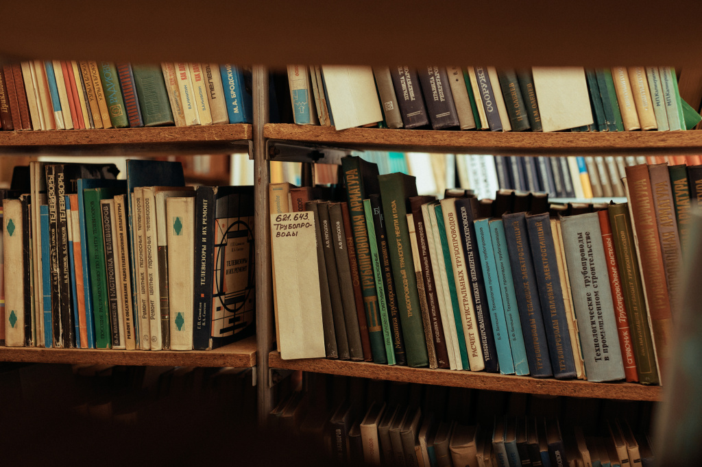 В технической библиотеке Кемеровской ГРЭС собрано около 40 тысяч книг, не считая периодический изданий