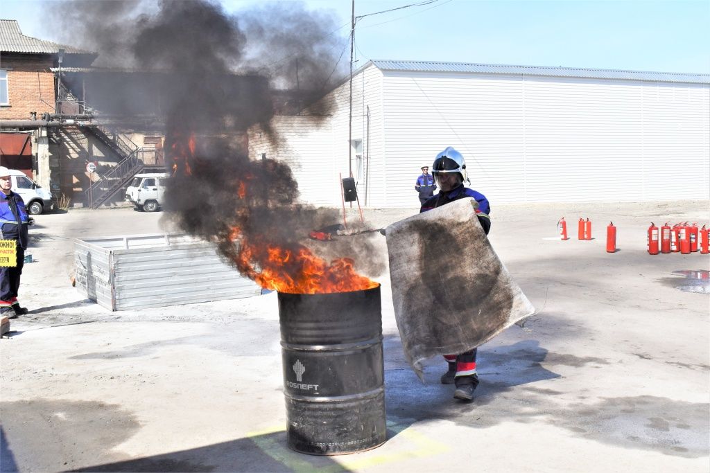 Тушение открытого пламени асбестовым полотном