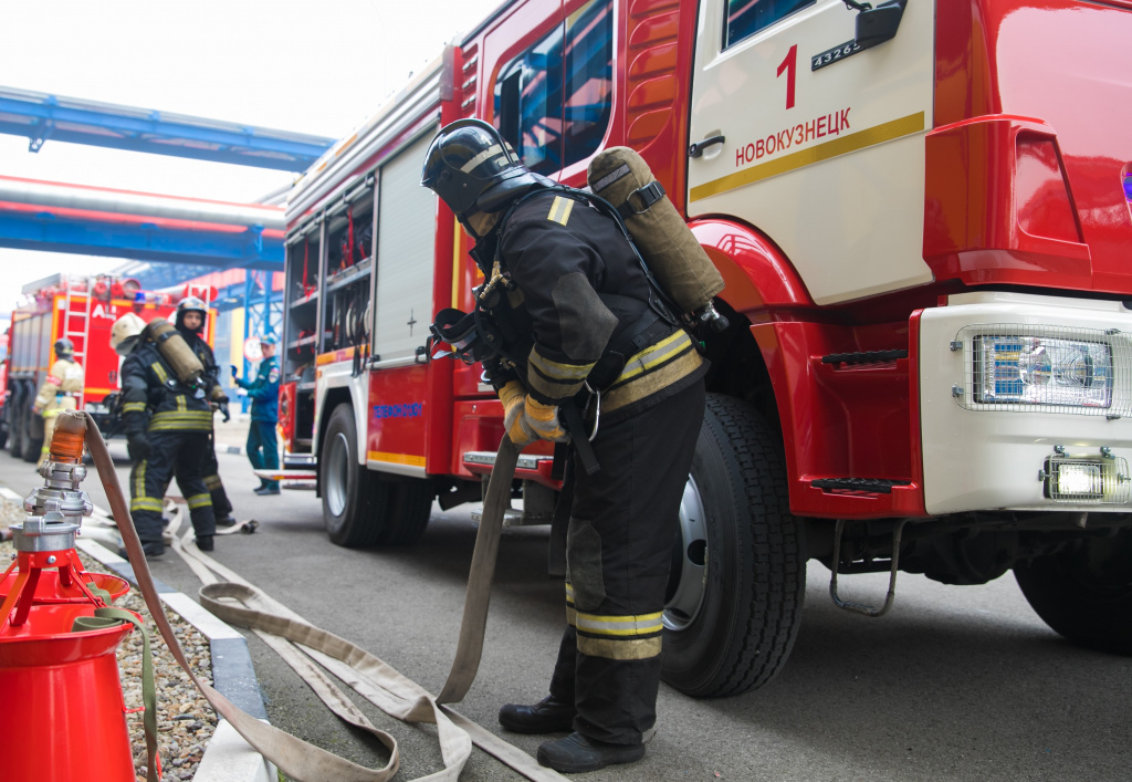 До начала работы пожарных специалисты ГТЭС условно обесточили энергооборудование производственной площадки