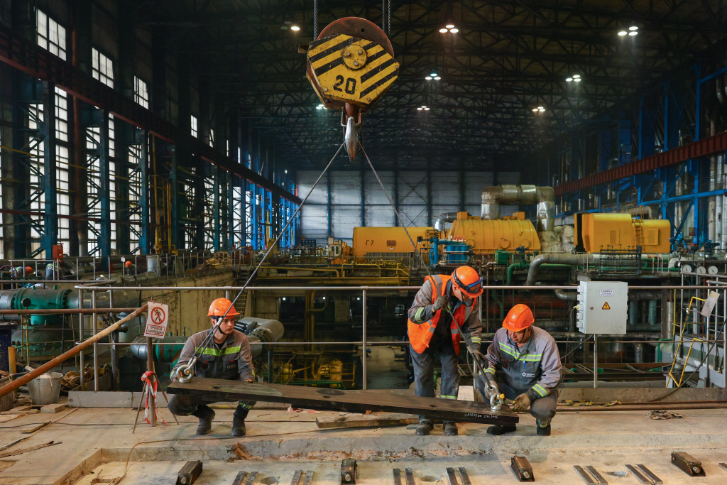 Новый турбогенератор по габаритам чуть больше прежнего, поэтому энергетикам пришлось увеличить опорную часть, на которую он будет установлен