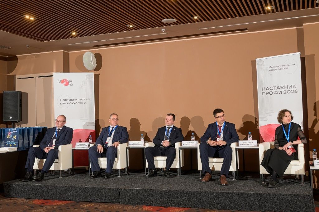 Разговор с руководителями начался с личного. Каждый спикер говорил о первом наставнике как о фигуре, которая задает вектор на годы вперед 