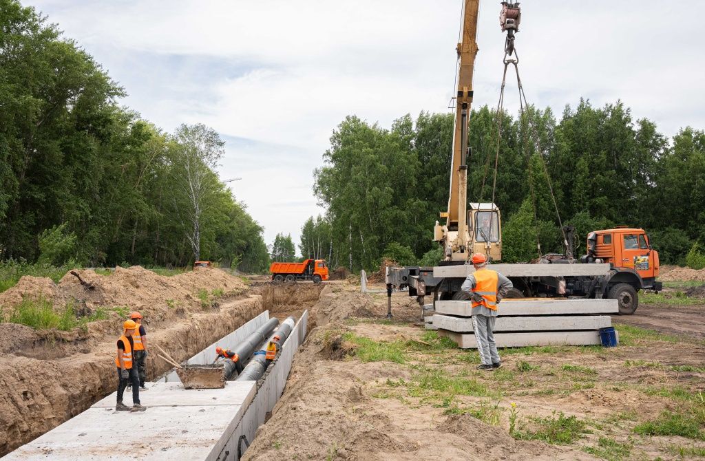 Комплексное развитие территорий предполагает строительство домов и зданий со всей необходимой инфраструктурой &mdash; в отличие от неэффективной точечной застройки. На фото &mdash; работы по строительству теплосети в Заельцевском районе в 2025 году