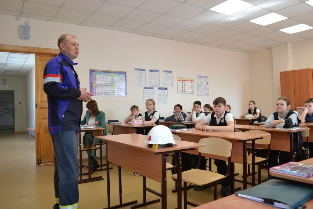 Урок безопасности для учеников барнаульской школы №13 провёл начальник службы охраны труда и производственного контроля барнаульского теплосетевого подразделения СГК Михаил Колесников