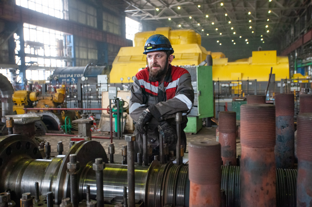 Фоторепортаж из турбинного цеха Красноярской ТЭЦ-2, где идут модернизация и ремонт оборудования
