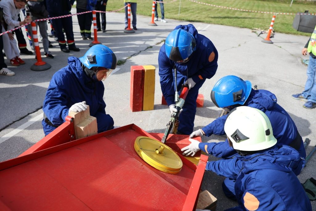 Плиту необходимо поднять с помощью оборудования
