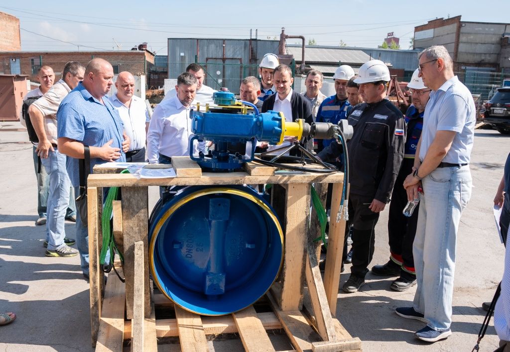 Вот так выглядит запорная арматура с гидравлическим приводом. Инженеры НТСК регулярно знакомятся с новым оборудованием и выбирают наиболее эффективное. Этим летом запорную арматуру с гидроприводом новосибирским теплоэнергетикам представила компания из Санкт-Петербурга