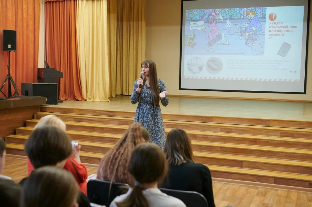 Екатерина Кузьмина, ведущий инженер района тепловых сетей №6, кстати, сама мама девочек-подростков, построила разговор в формате диалога