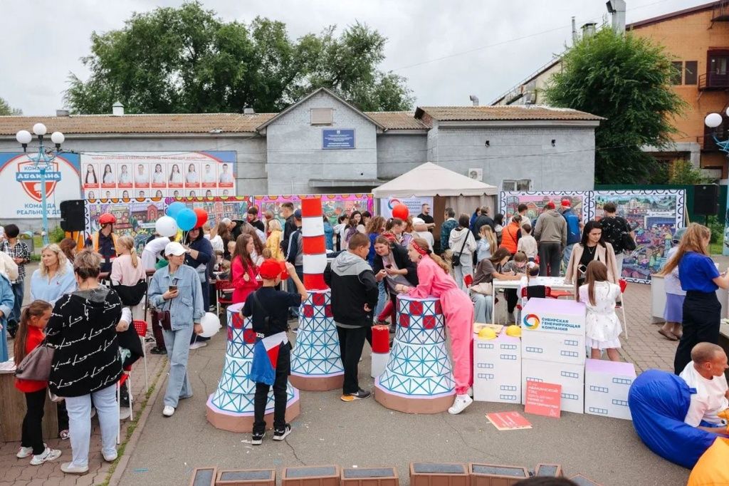 Чтобы принести градирни Абаканской ТЭЦ на праздничную площадку, их пришлось уменьшить в 40 раз