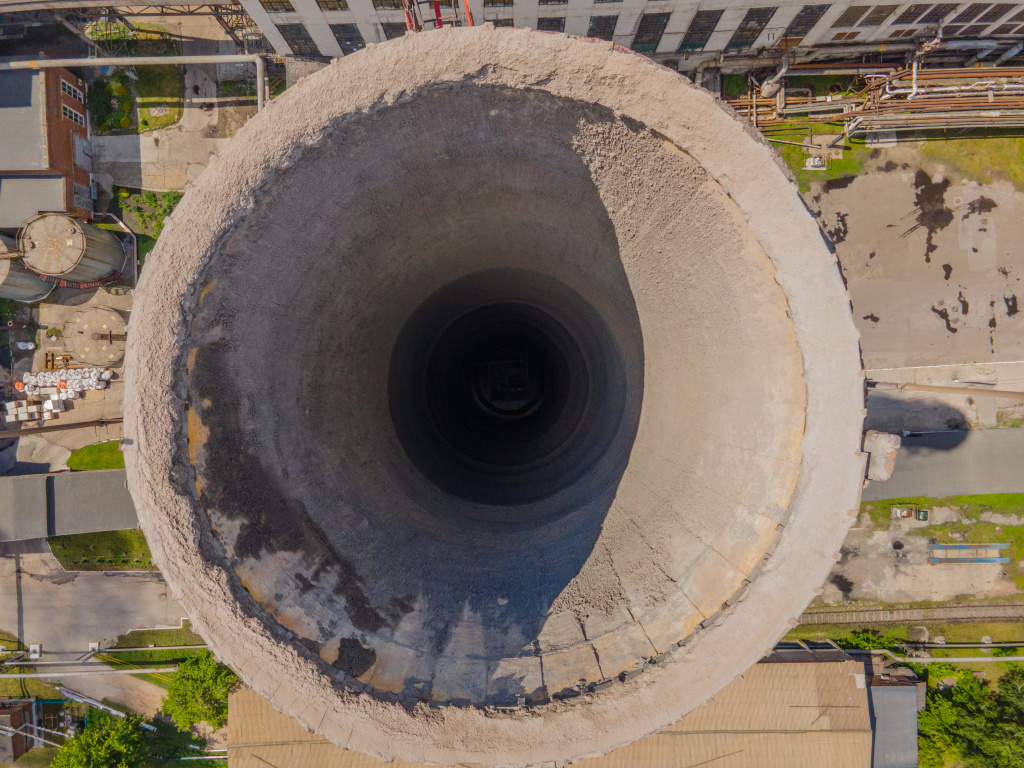 С высоты 110 метров можно с трудом разглядеть ремонтную площадку внутри трубы. Фото: Константин Стремоусов