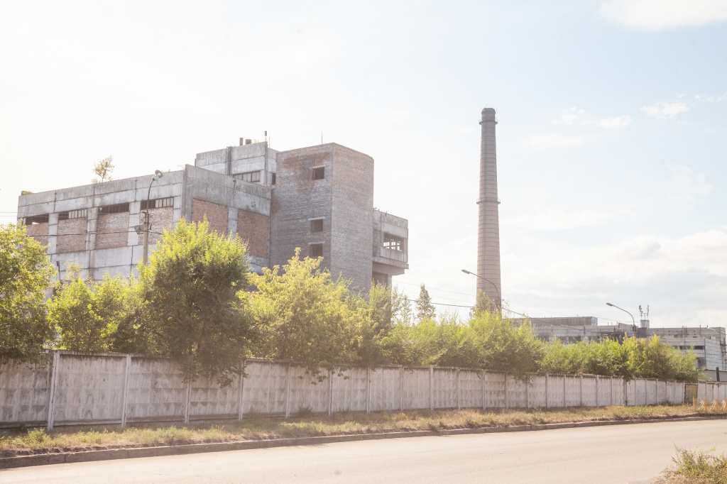 В 1980-е годы Черногорск был одним из промышленных центров Красноярского края: кроме завода искусственных кож, в городе работали камвольно-суконный комбинат, завод железобетонных конструкций, комбинат «Сибирь», Хакасский комбинат строительных материалов (самый большой в Восточной Сибири), деревообрабатывающий комбинат и другие