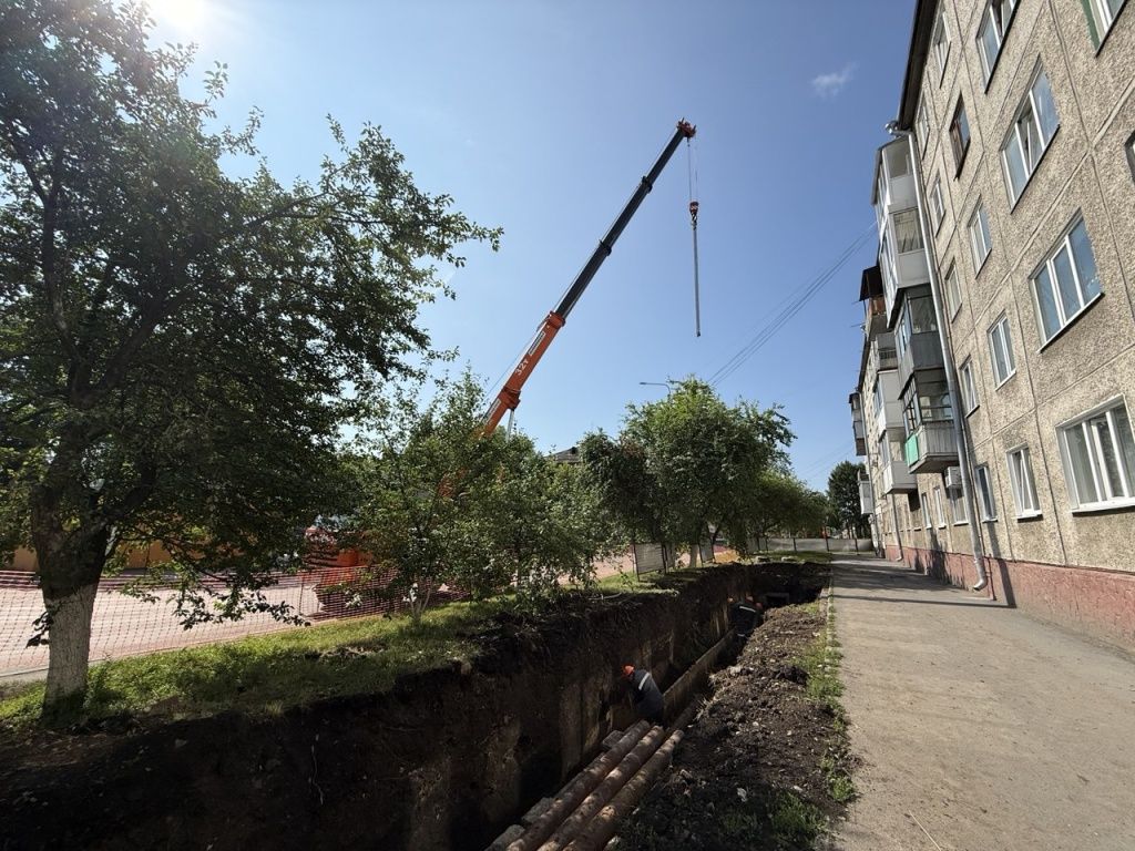 Большой вынос стрелы крана позволяет переносить трубы и лотки над деревьями 