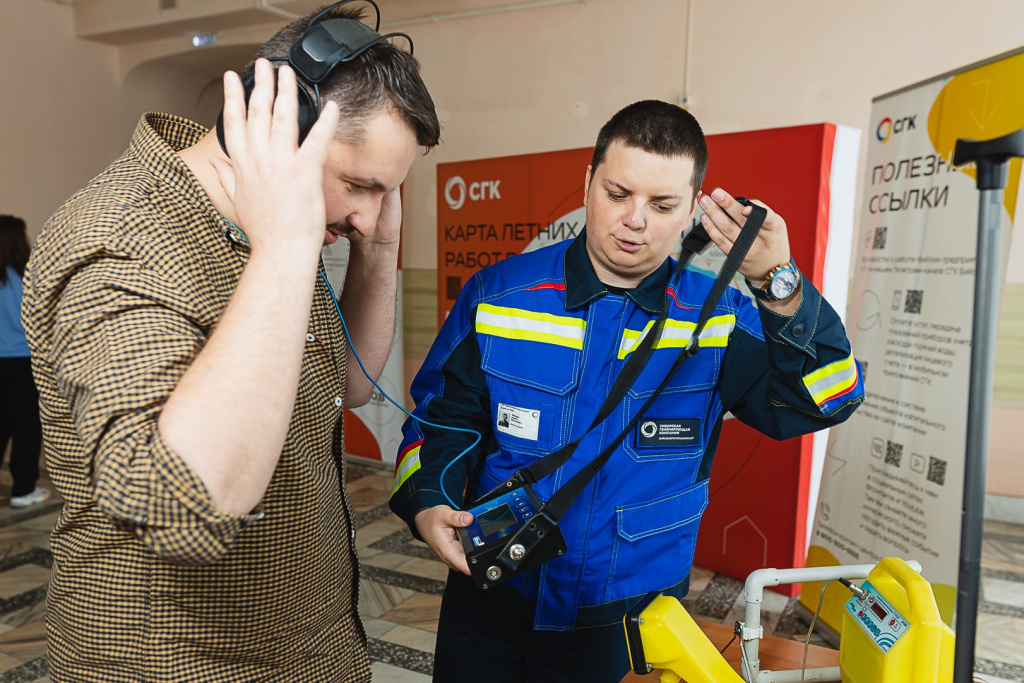 Инженер Никита Шевцов проводит «экспресс-обучение» для охотников за дефектами на теплосетях