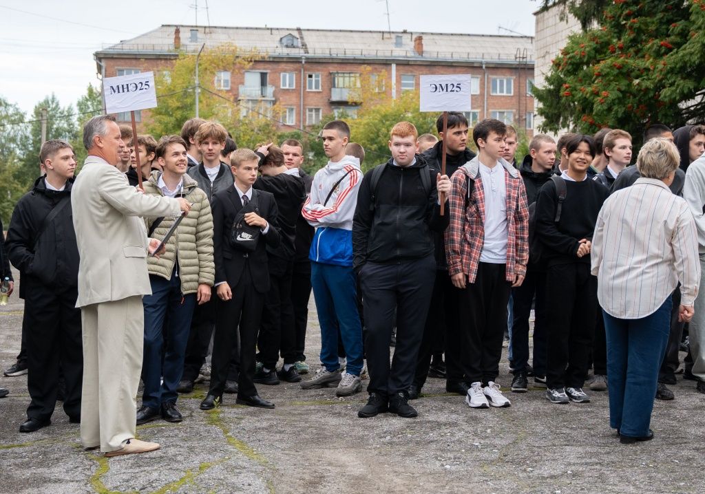 В день знаний на линейки собрались 400 первокурсников Новосибирского промышленно-энергетического колледжа