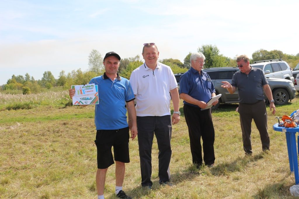 Генеральный директор награждает победителя