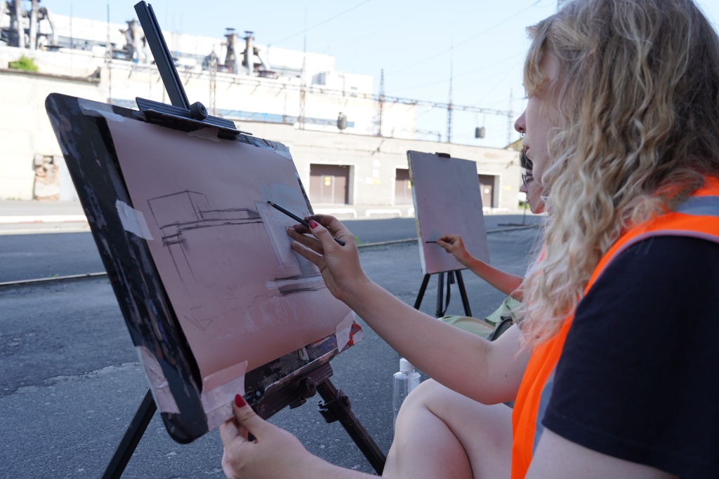 День жаркий. Художники в тени, но объект рисования &mdash; в полном освещении 