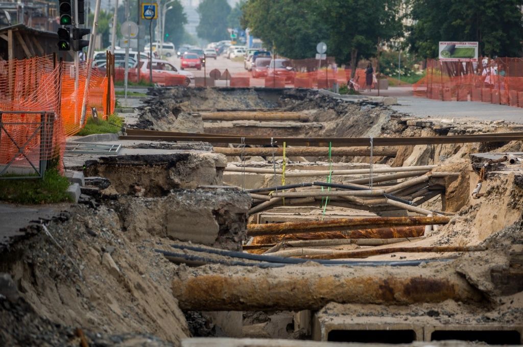 Пример насыщенности подземных коммуникаций на одном из участков замены теплосети в Новосибирске Пример насыщенности подземных коммуникаций на одном из участков замены теплосети в Новосибирске