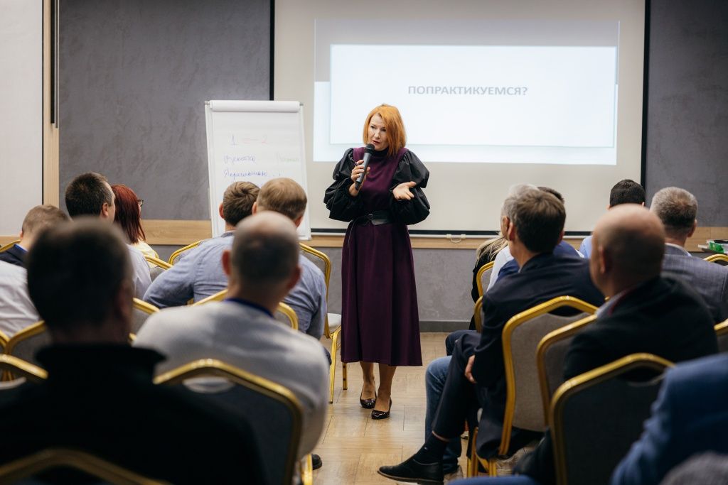 Бизнес-тренер Ольга Ёжкина провела для участников встречи мастер-класс по распознаванию и работе с этическими манипуляциями: &laquo;Манипуляции всегда завязаны на эмоции и неясность. Чем больше вы не уверены &mdash; тем выше шанс, что вами попытаются управлять&raquo;