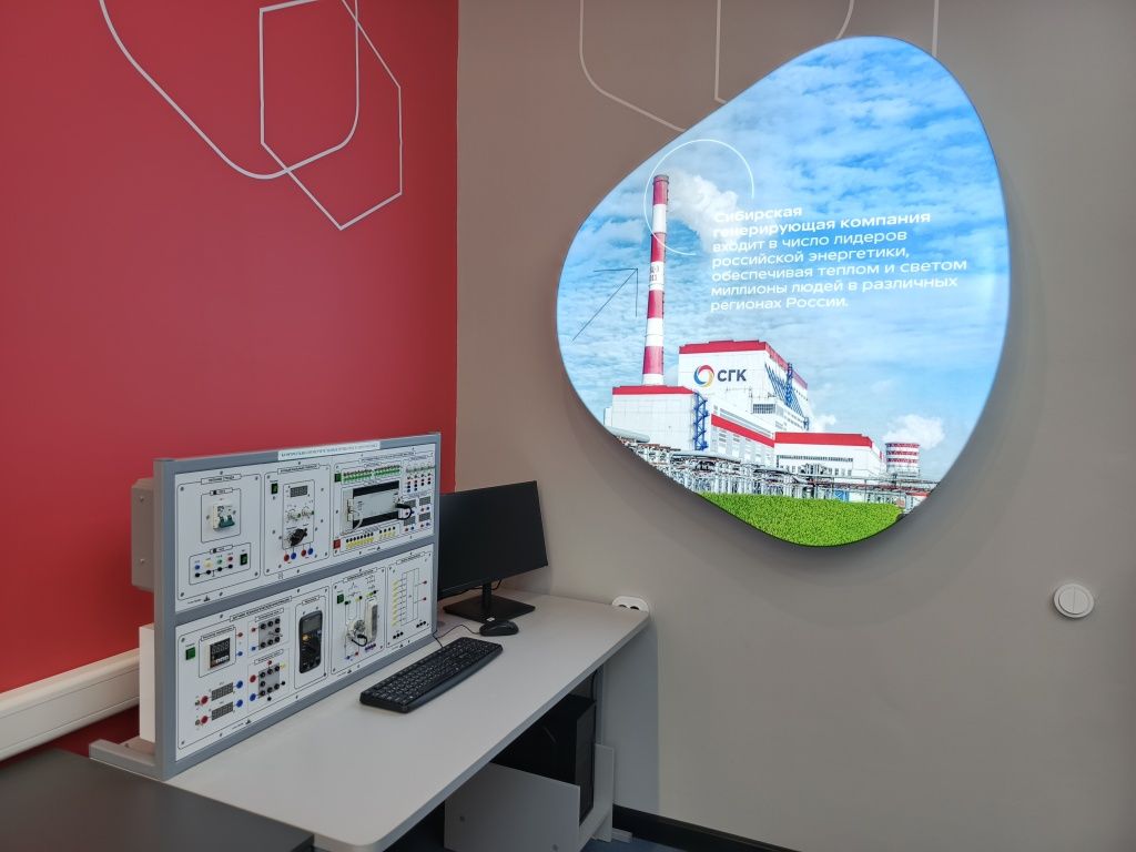 Образовательные стенды расположены по периметру аудитории