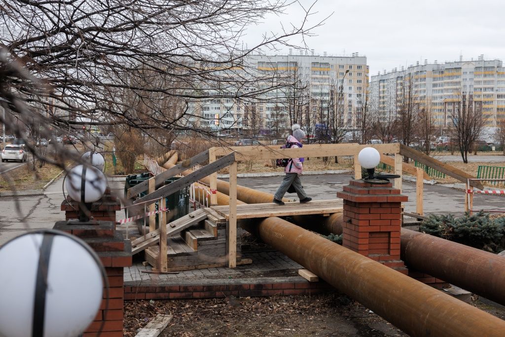 На месте ремонта уже организованы переходы для удобства горожан 