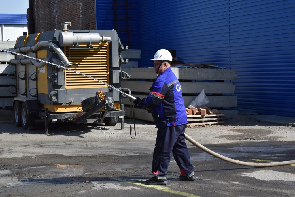 Начальник Единой диспетчерской службы бийского теплосетевого подразделения Валерий Федорчук виртуозно может потушить возгорание на производственном объекте!